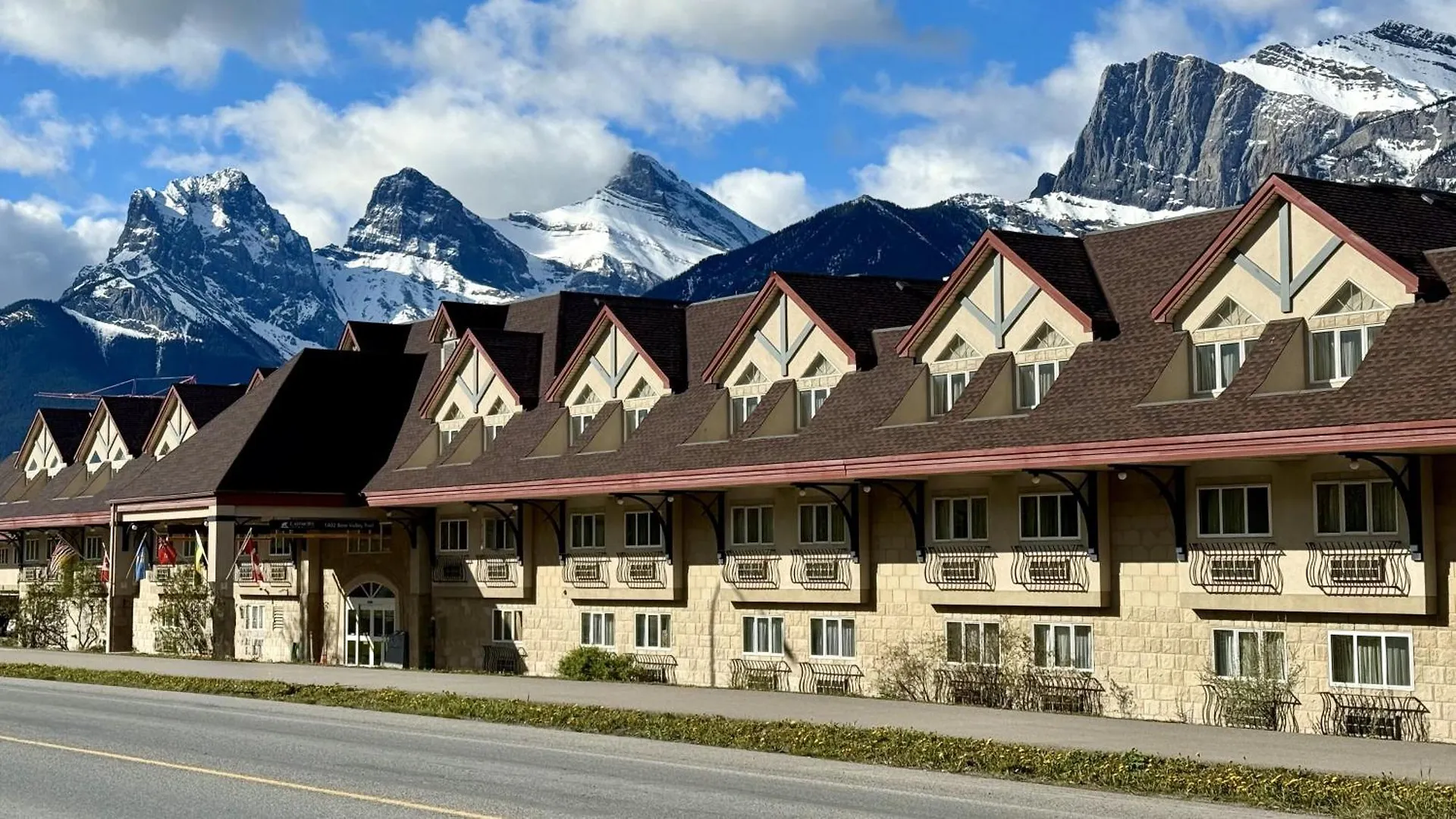 4 Top-Rated Hotels Close to Canmore Nordic Centre Park