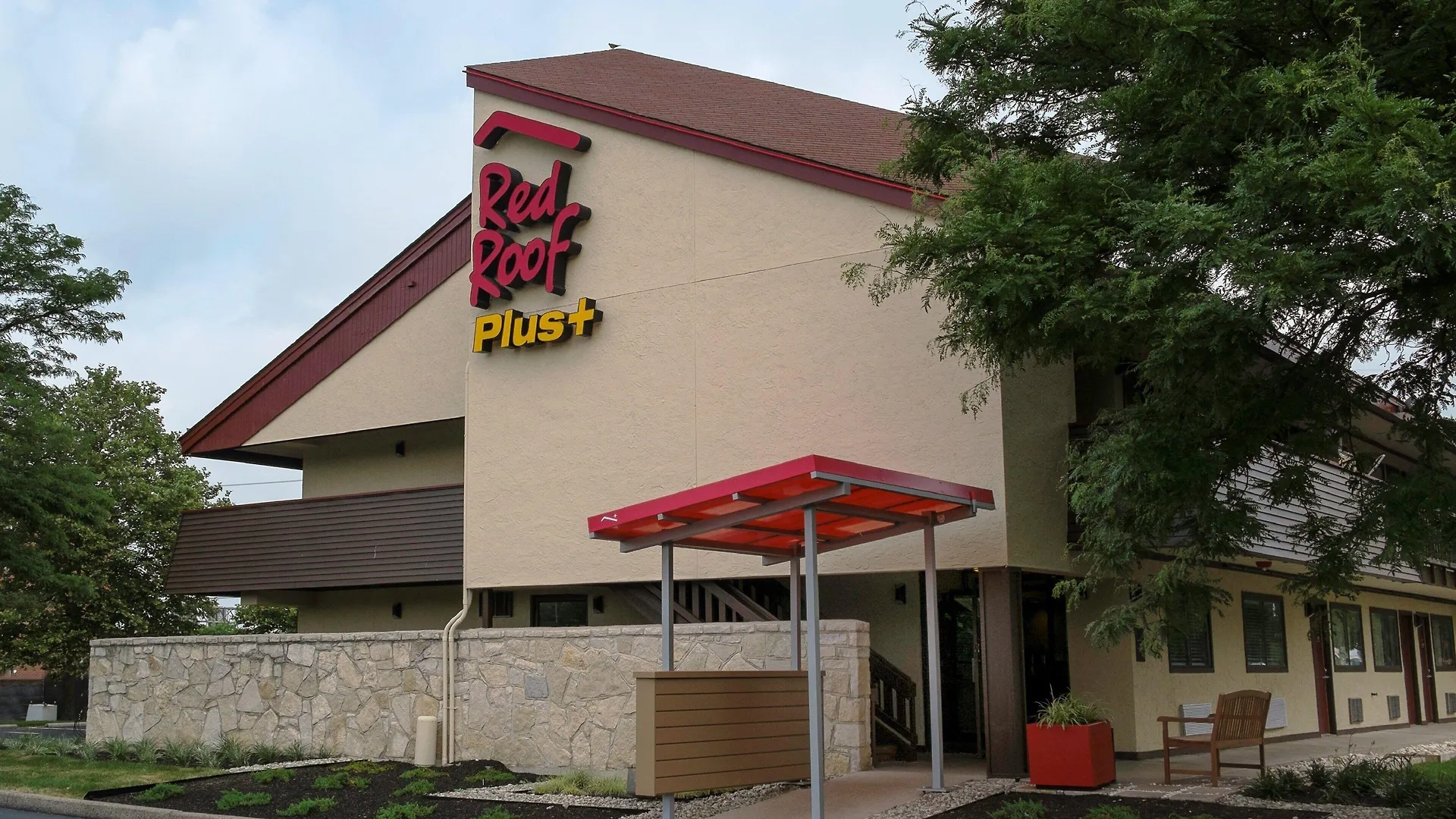 Staying Near Simeone Automotive Museum: 6 Airport Hotels Compared