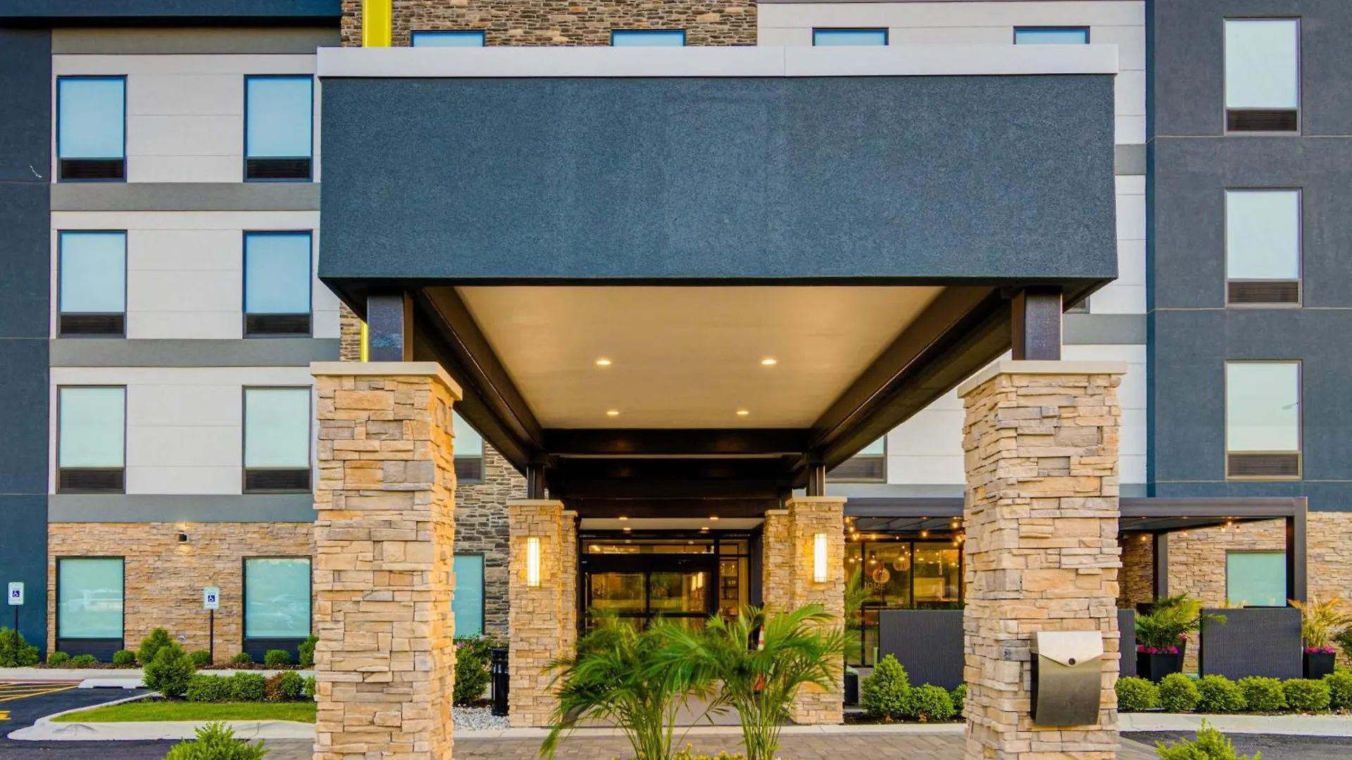 4 Smart Business Hotels Near Wipfler Park Worth Booking