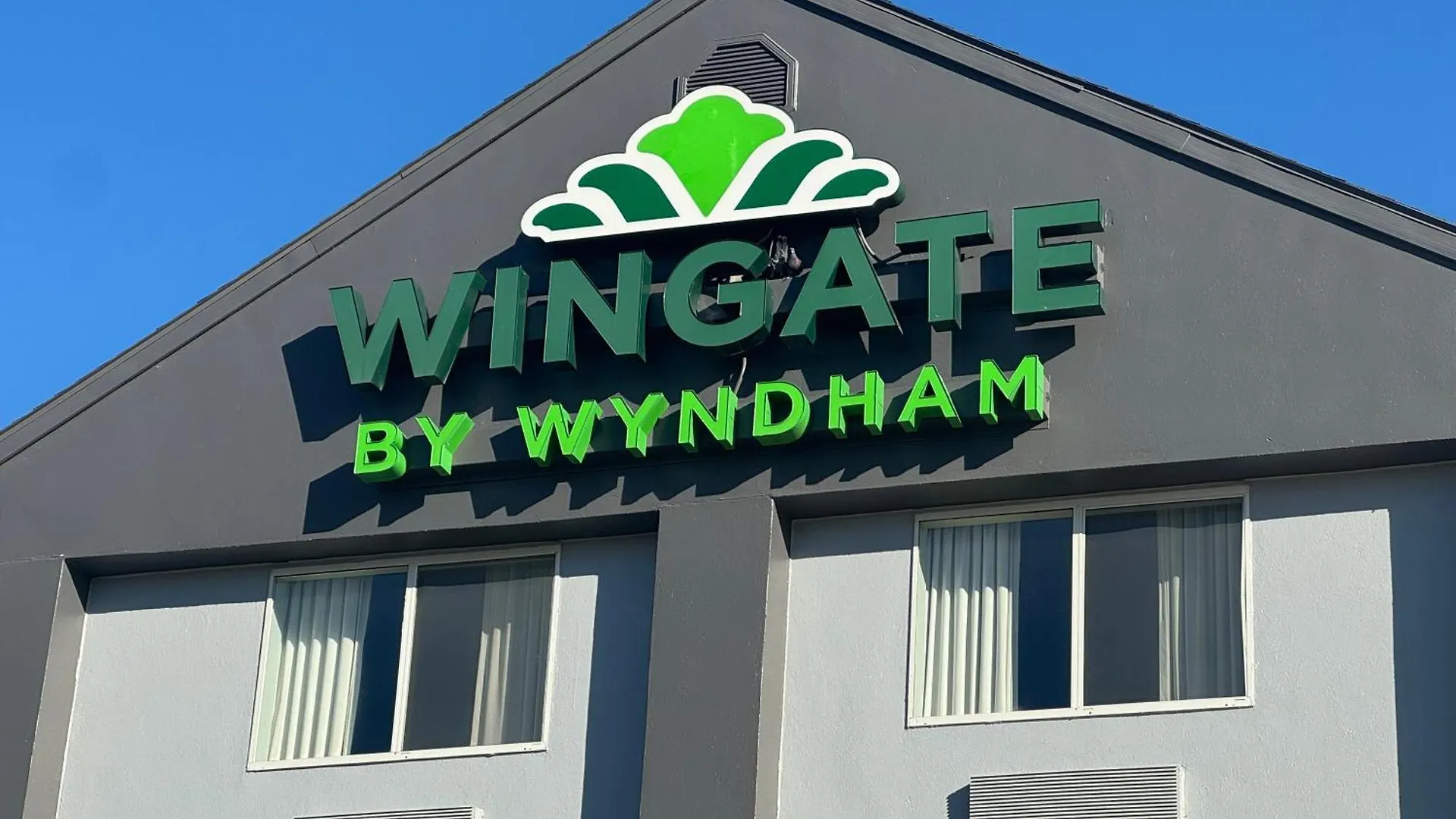 4 Business Hotels Near Crystal Cove Park That Deliver