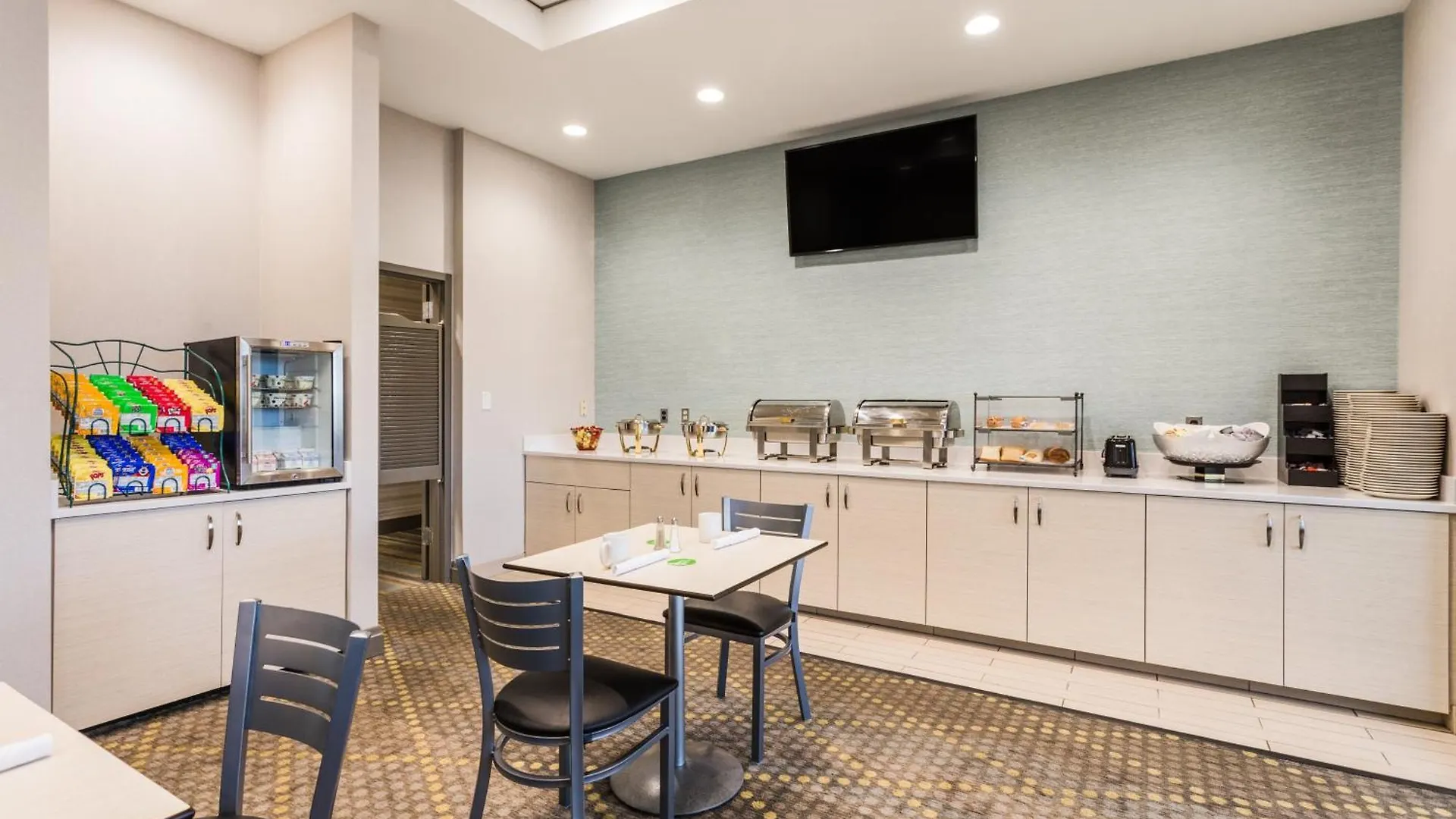 4 Top 3-Star Hotels Near Loch Ridge Shopping Center for Easy Access