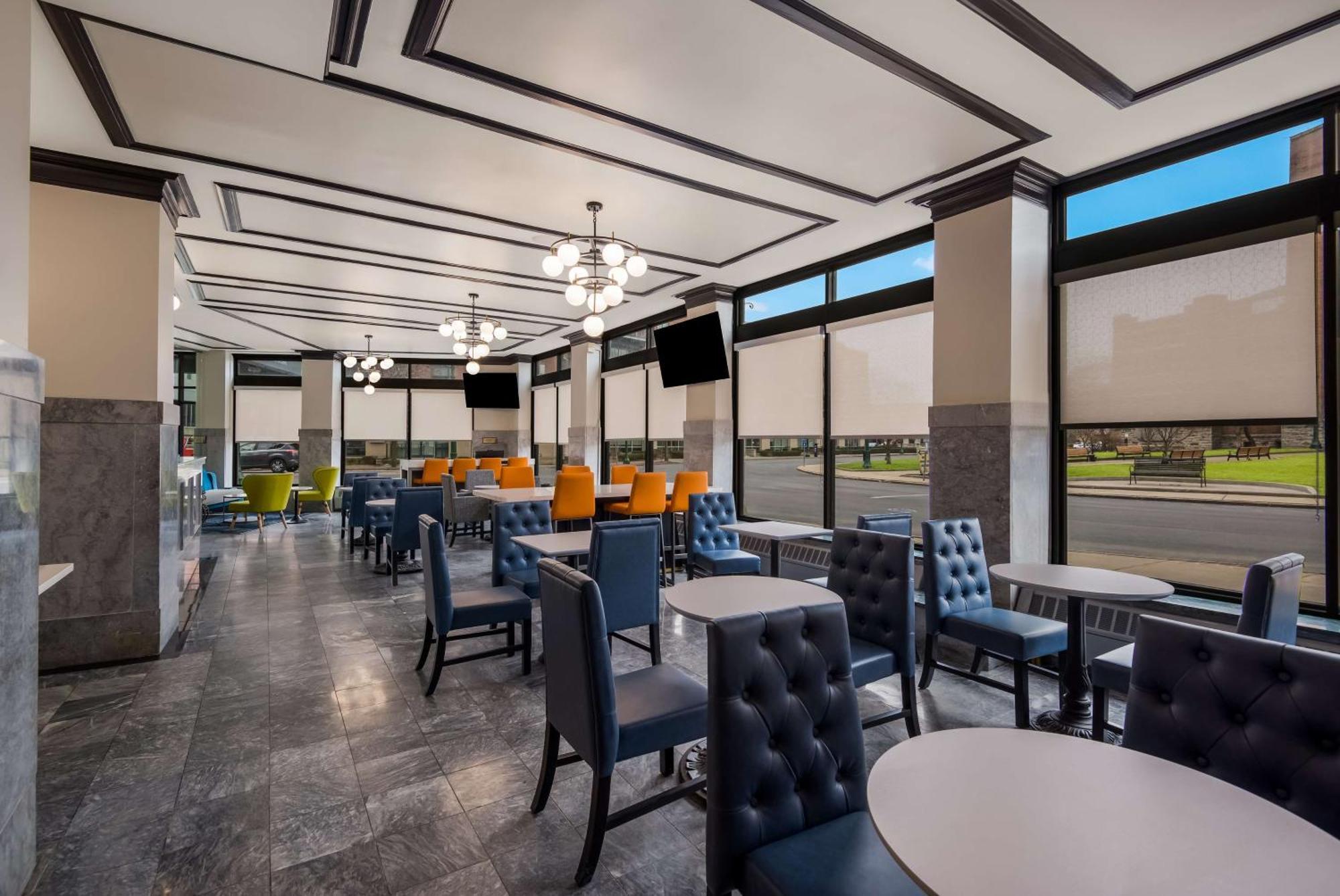 7 Exceptional Design Hotels Close to Erie Canal Museum